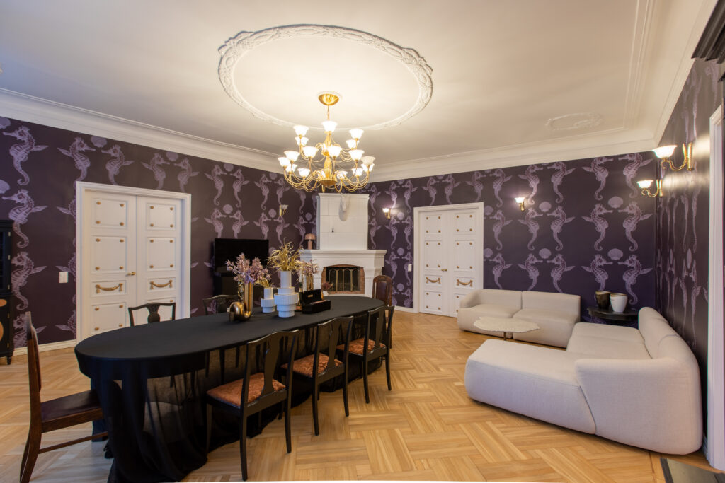 Dark violet wallpaper with large pattern in a luxury living room