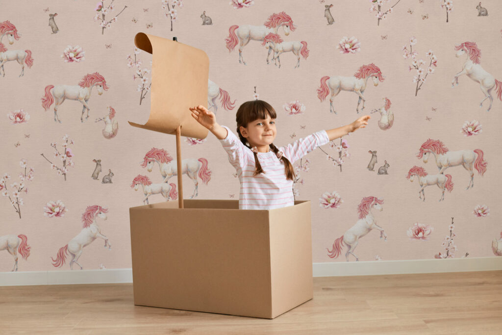Roosa tapeet tüdruku tuppa. Ükskarvikutega lastetoa tapeet