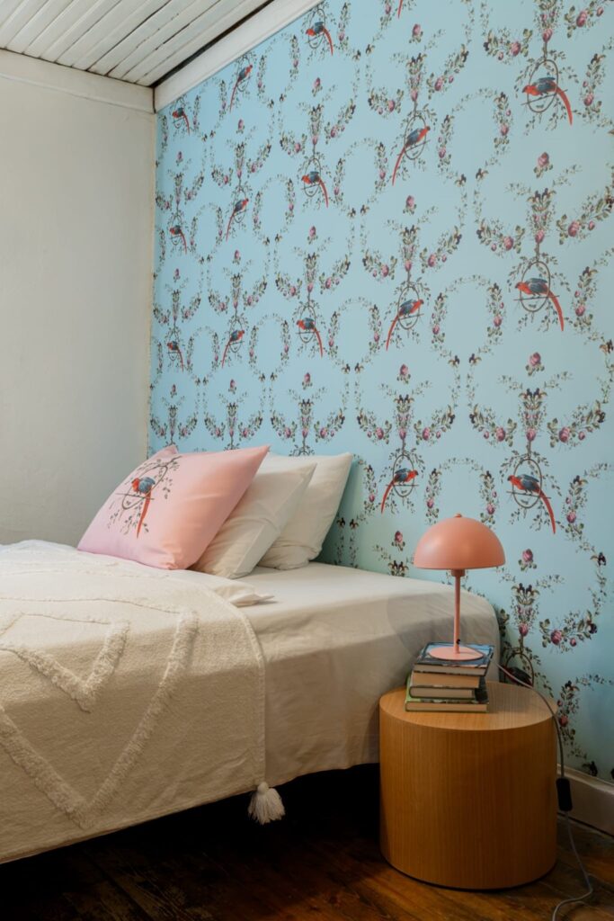 Helesinine tapeet Maison Castlebird kollektsioon. Light blue wallpaper on a hotel bedroom wall