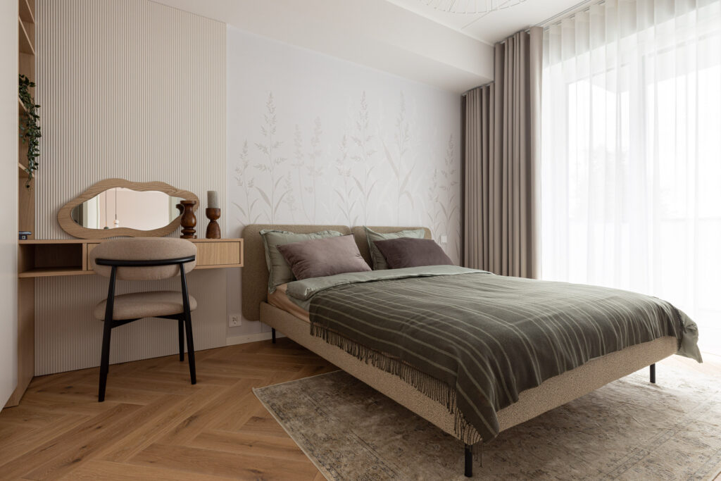 Beež kõrtega tapeet magamistoas. Beige mural wallpaper Soft Stems by Baubauwall at Nordic style bedroom