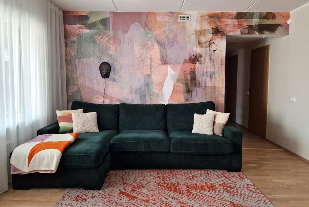 Living room feature wall wallpaper Brushed layers, paired with black sofa and colorful pillows. Baubauwall wallpapers