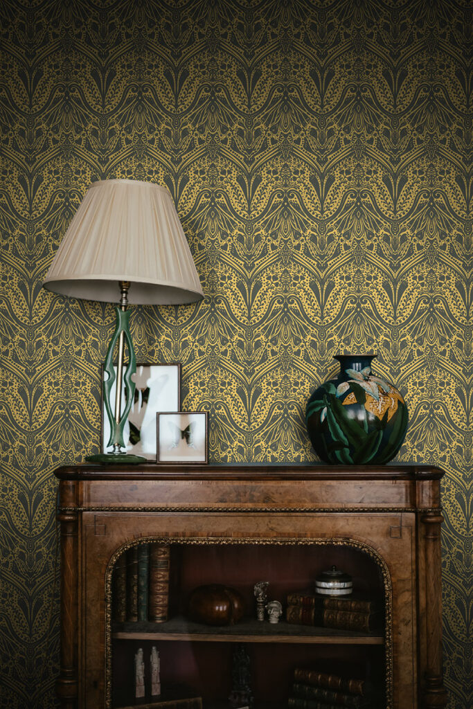 Elegant brocade wallpaper design in a dramatic mustard yellow shade, paired with antique. Baubauwall Wallpapers | Baubauwall tapeedid