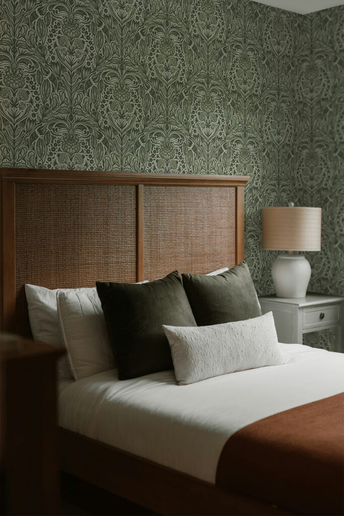 Dark green wall wallpaper for bedroom, paired with oak furnishings. Baubauwall Wallpapers | magamistoa roheline tapeet - Baubauwall tapeedid