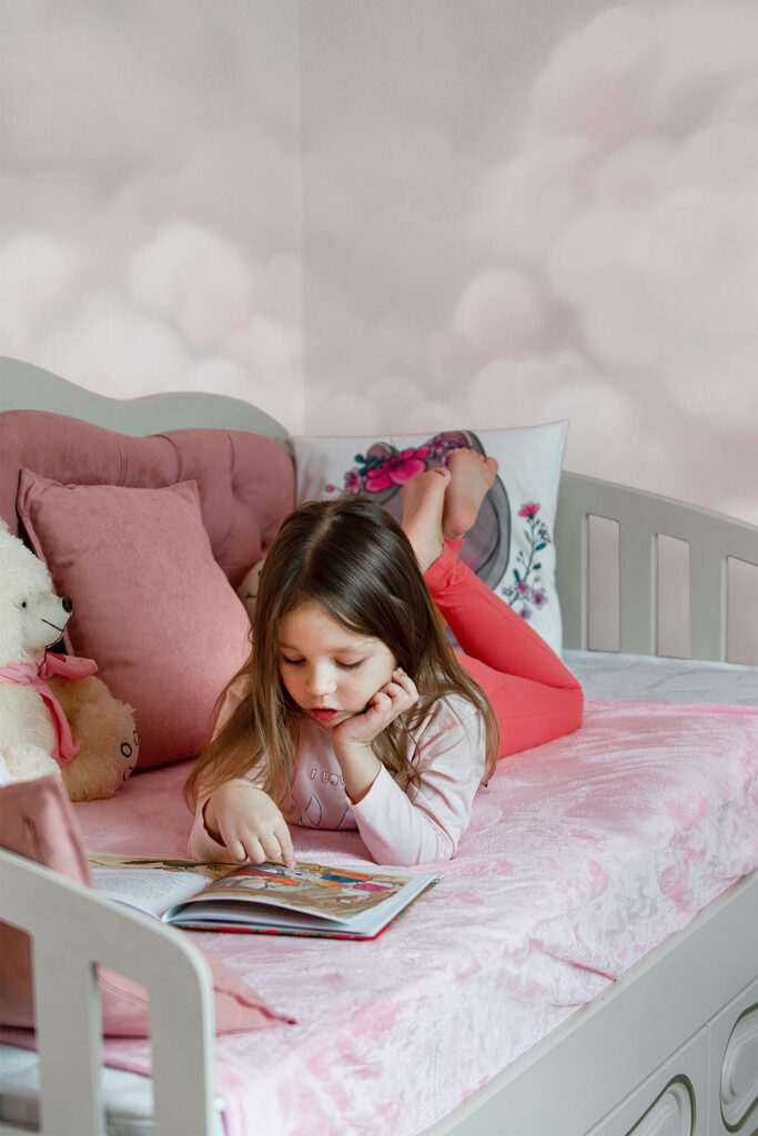 Girl´s room wallpapered with pink soft clouds mural. By Baubauwall Wallpapers & Murals