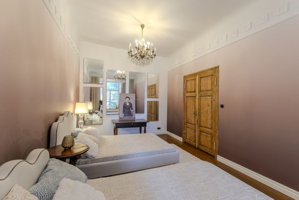 Brown wallpapers: warm tones and practical interior design ideas