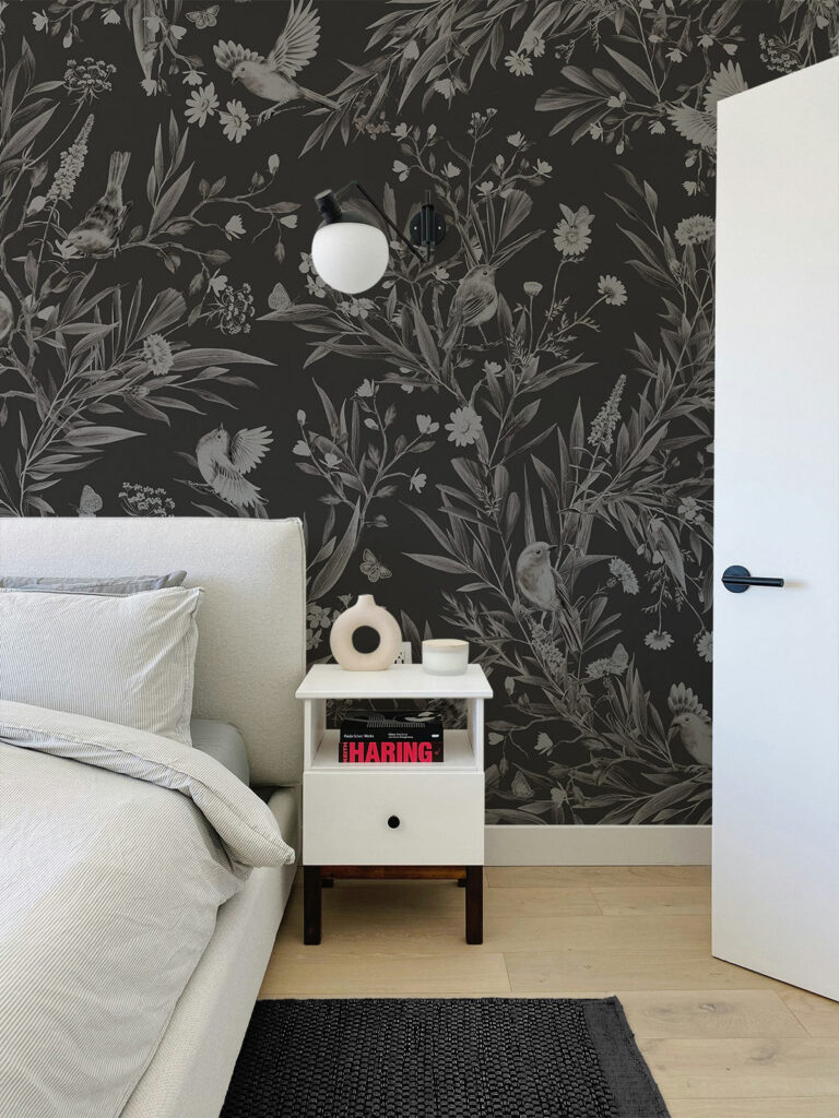 Must tapeet magamistoas. Lindude ja lilledega botaaniline muster. Baubuawall tapeedid