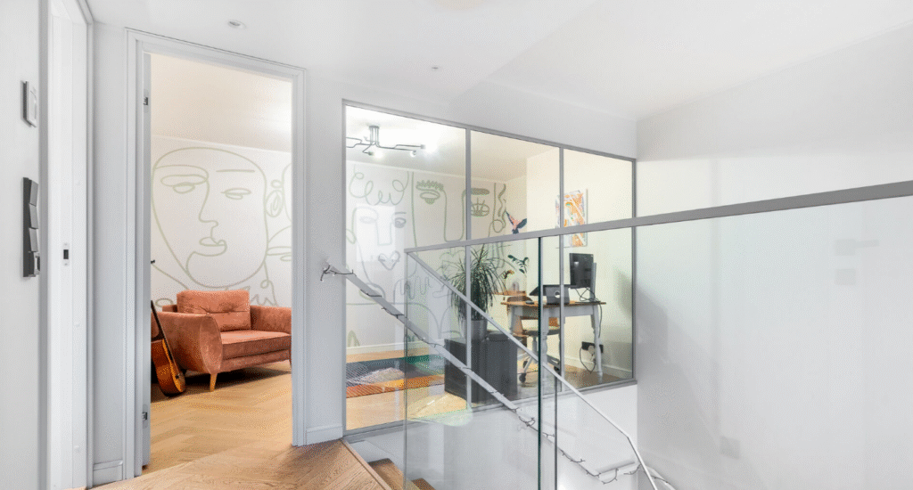 Mustvalge hele tapet kodukontori seinal. Baubauwall tapeedid. Line Art Faces Wall Mural