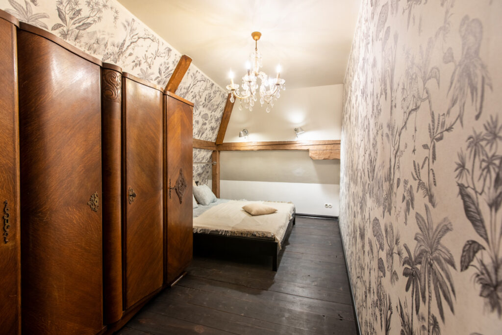 Green Wallpaper for Rental Apartments: Easy Interior Ideas to Make Your Listing Stand Out. Baubauwall