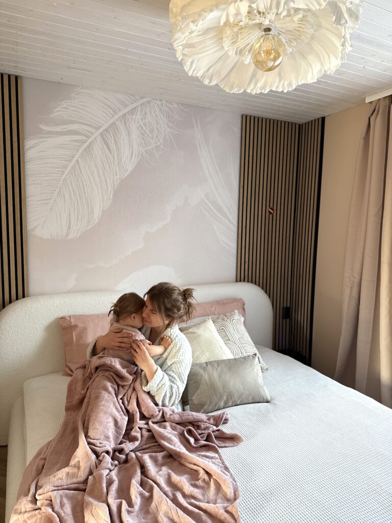 Magamistoa tapeet Langevad suled - beež. Baubauwall tapeedid | Bedroom wallpaper Falling Feather in beige. Matched with light textiles and flower shaped ceiling lamp.