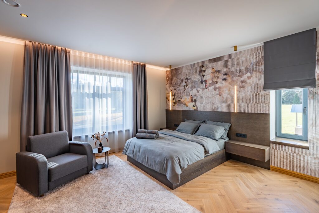 Triibuline tapeet Striped Aqua hotellitoa magasmitoas. Baubauwall tapeedid