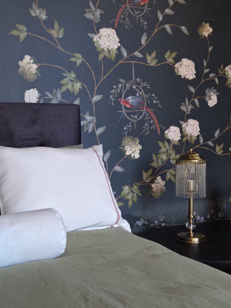 Petrol roheline pilttapeet Papagoide aed magamistoas. Magamistoa tapeet. Baubauwall Tapeedid