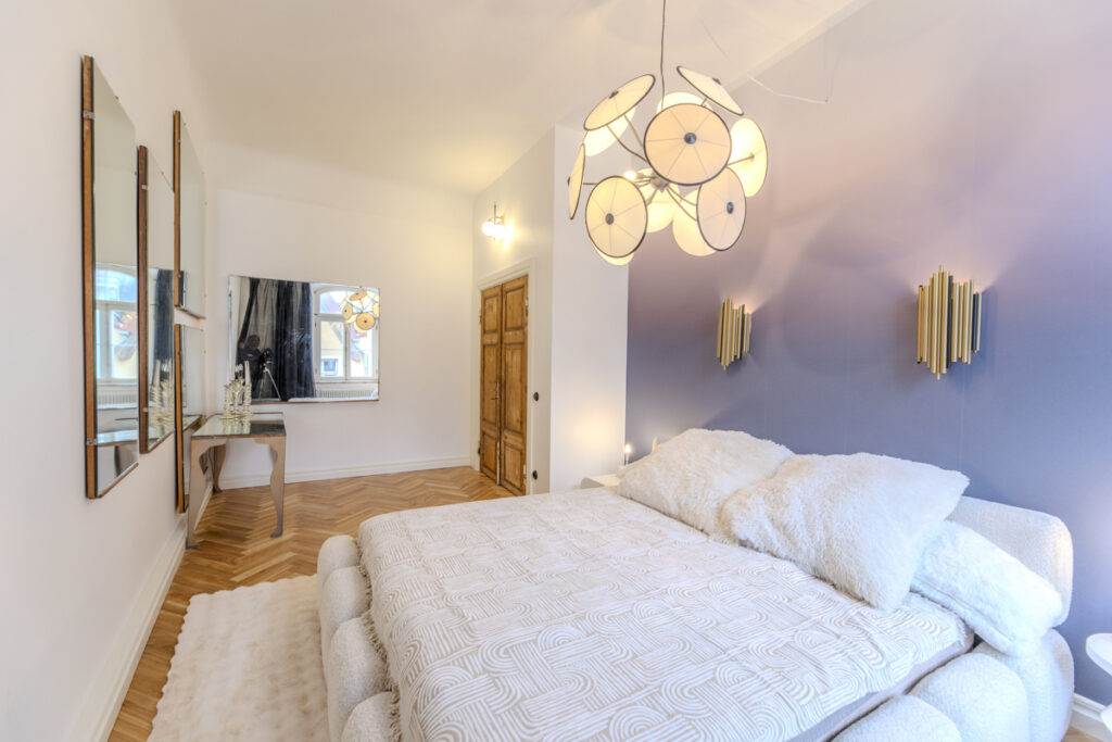 Gradient effect wall achieved by wallpaper. Ombre in mauve, by Baubauwall Wallpapers