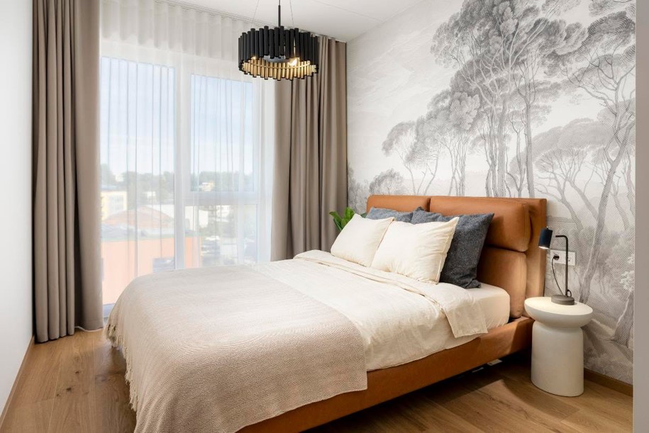 Elegantne pilttapeet Villa Dei Pini - mändidega tapeet heledas magamistoas. Baubauwall Tapeedid